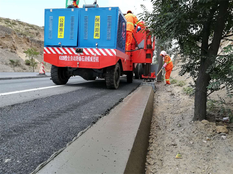 公路滑模機(jī)施工