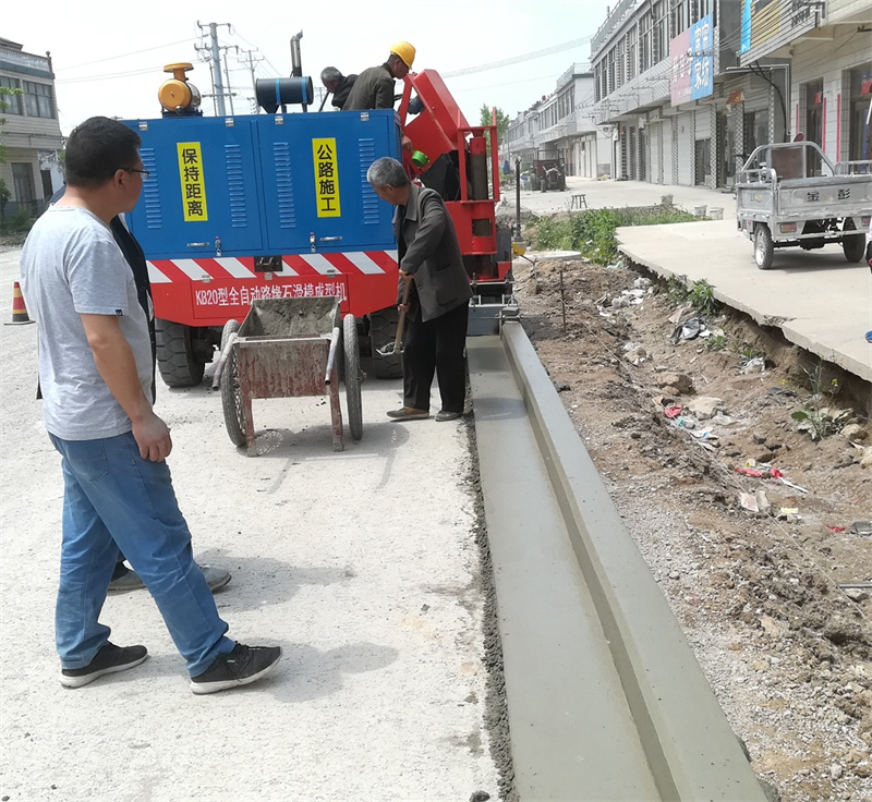 車載式路沿石帶路平石滑模機(jī)